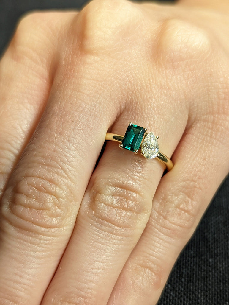 Double Stone Engagement Emerald ring 2 Stone Toi et moi ring Wedding Ring Emerald cut ring Pear ring 2 stone mothers ring Green Emerald ring