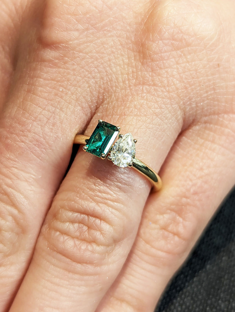 Double Stone Engagement Emerald ring 2 Stone Toi et moi ring Wedding Ring Emerald cut ring Pear ring 2 stone mothers ring Green Emerald ring