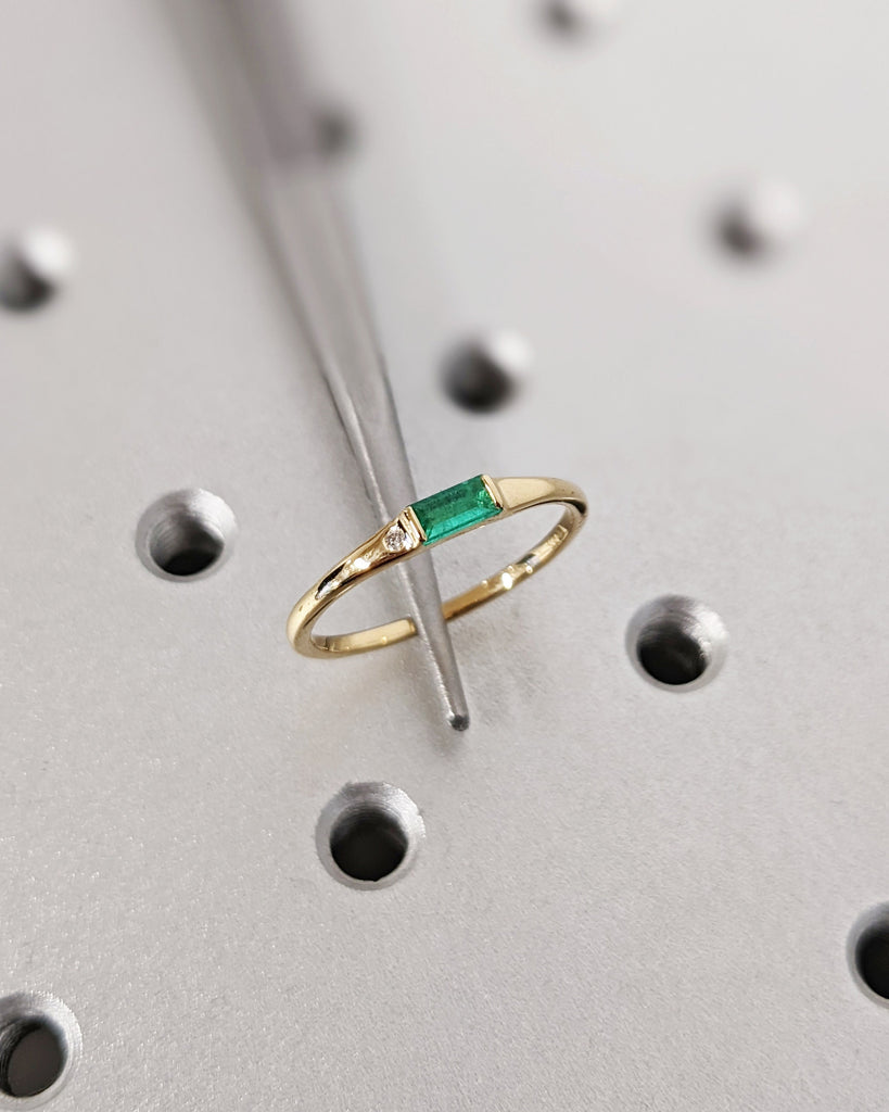 Emerald Ring / Baguette Emerald Ring / 14k Solid Gold Minimalist Emerald Ring / Stacking Emerald Ring / Emerald Jewelry / May Birthstone