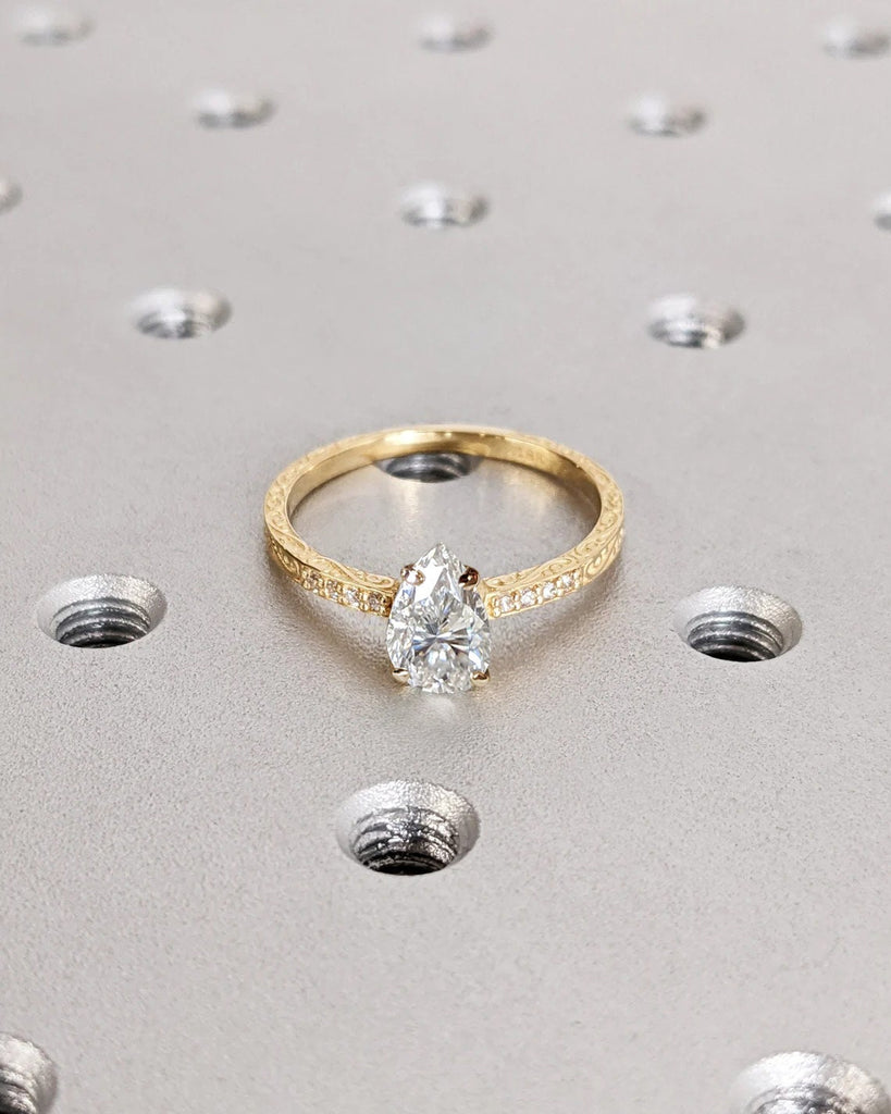 Vintage Engagement Ring, 18K Gold, Hand Engraved Ring, Moissanite Engagement Ring, Vintage Ring, Hand Engraving, Art Deco, Minimalist Ring