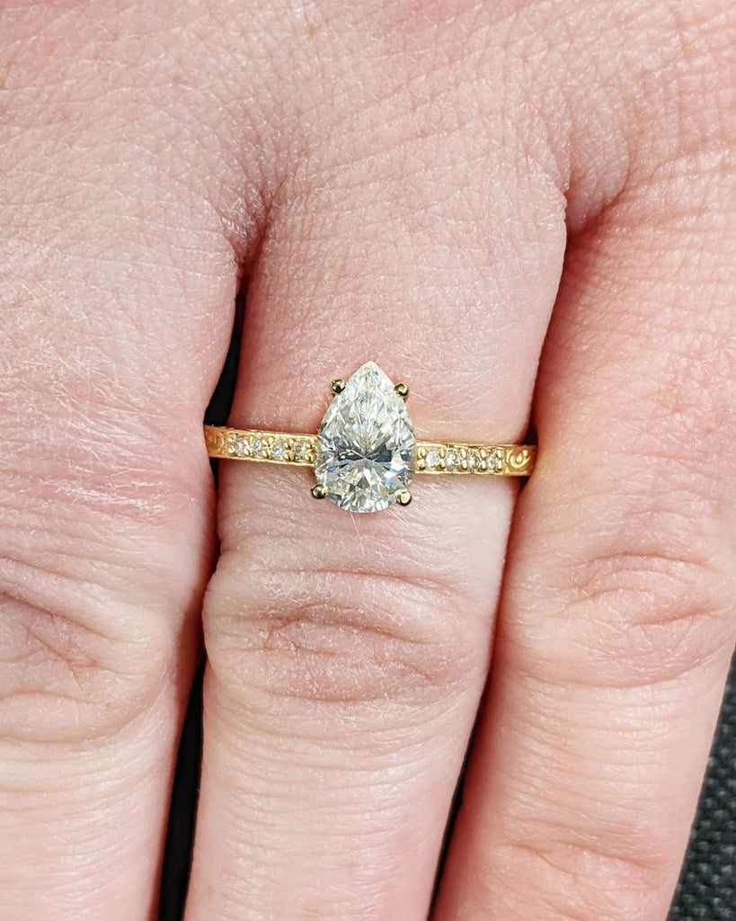 Vintage Engagement Ring, 18K Gold, Hand Engraved Ring, Moissanite Engagement Ring, Vintage Ring, Hand Engraving, Art Deco, Minimalist Ring