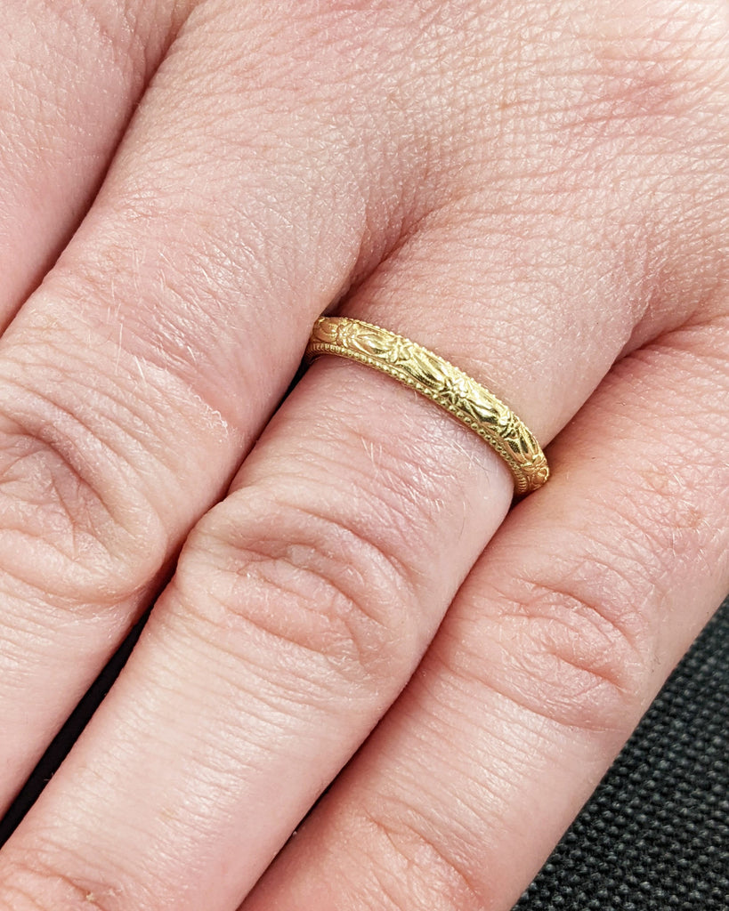 Solid Gold Floral Wedding Ring / Dainty Floral Women's Wedding Band / Vintage Botanical Wedding Ring / Delicate Stacking Ring / Custom Ring