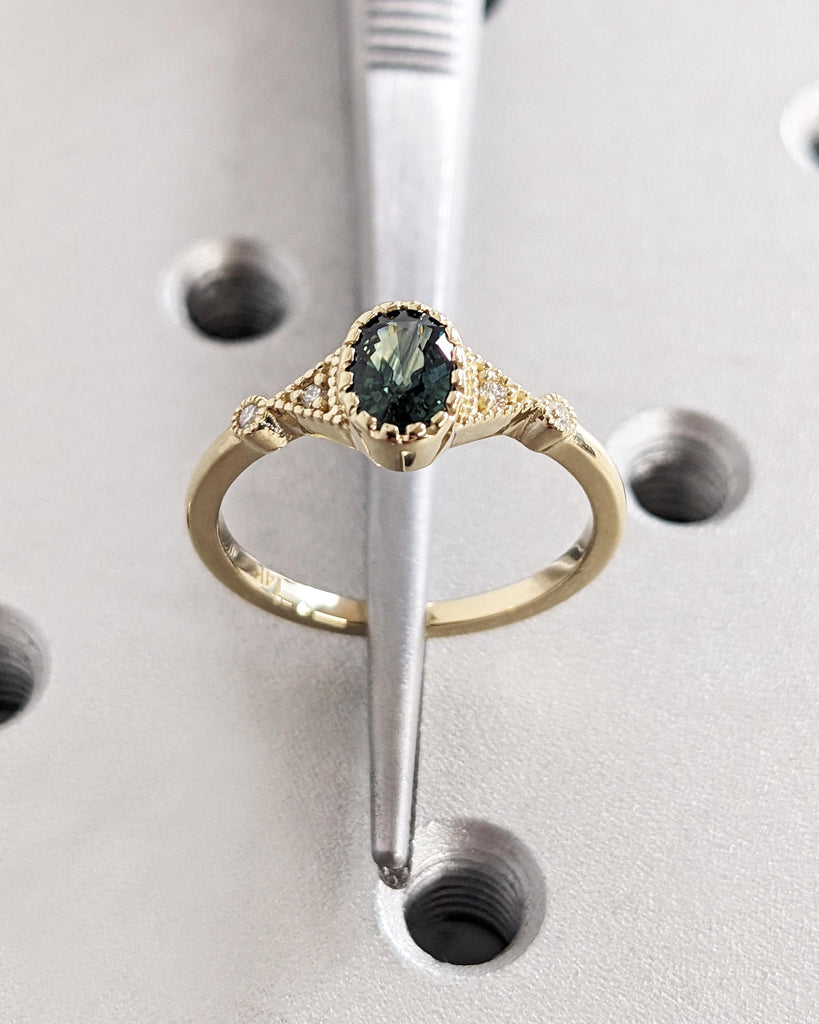 Bezel Set Vintage Oval Sapphire Ring / Art Deco Green Sapphire Ring / Antique Engagement Ring in 14K Yellow Gold / Promise Ring / Daily Wear