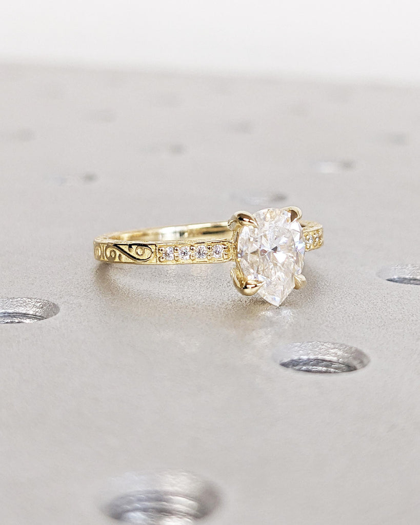 Vintage Engagement Ring, 14K Gold, Hand Engraved Ring, Pear Lab Diamond Engagement Ring, Vintage Ring, Hand Engraving Art Deco, Minimalistic