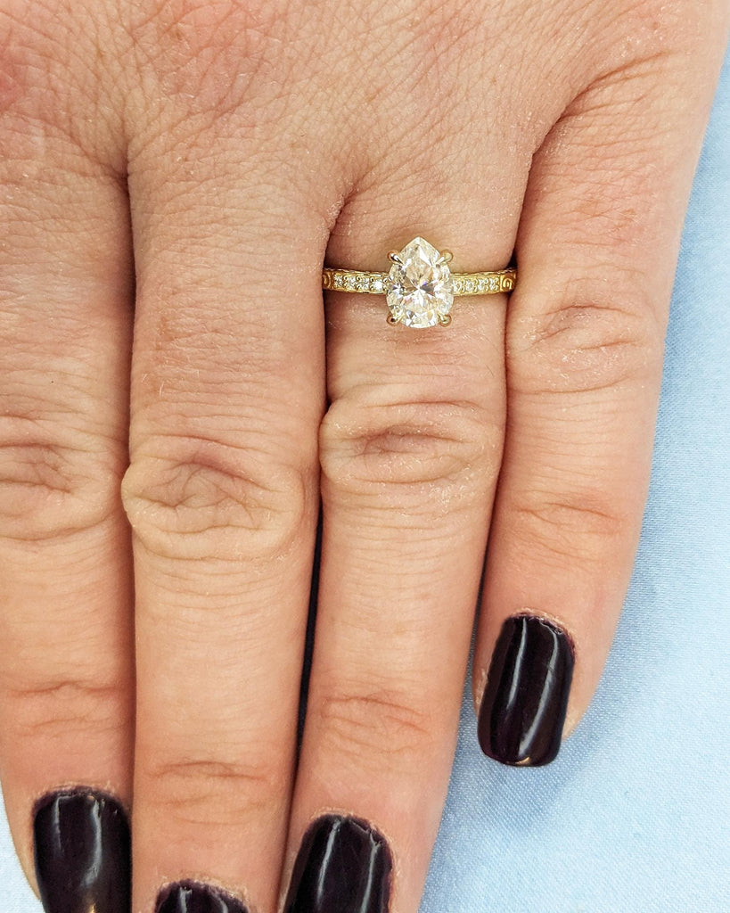 Vintage Engagement Ring, 14K Gold Hand Engraved Ring, Pear Moissanite Engagement Ring, Vintage Ring, Hand Engraving Art Deco Minimalist Ring