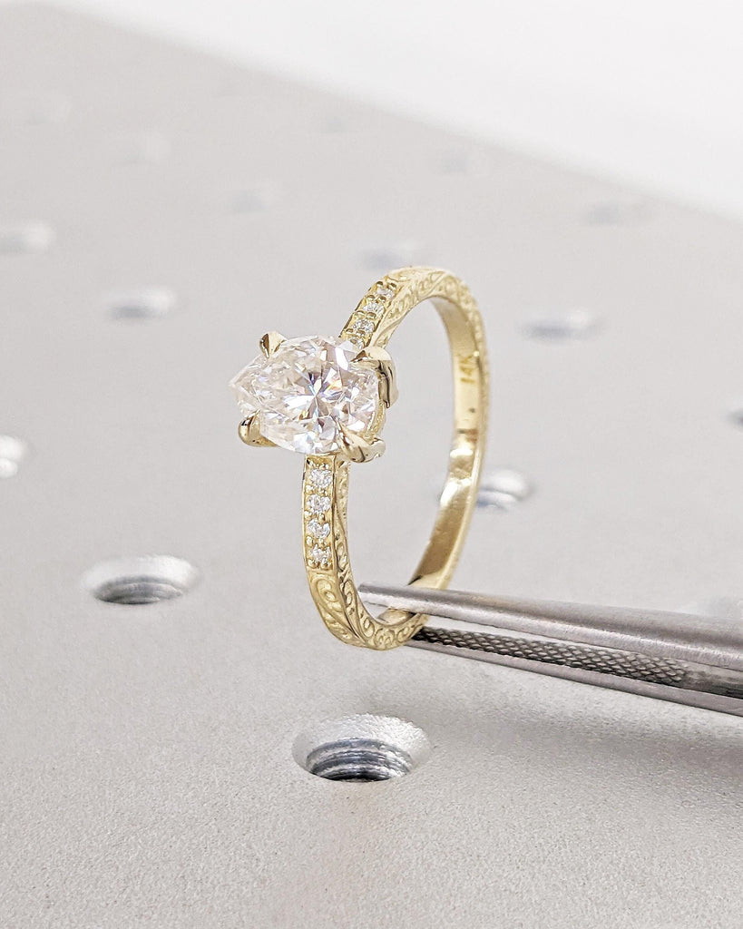 Vintage Engagement Ring, 14K Gold, Hand Engraved Ring, Pear Lab Diamond Engagement Ring, Vintage Ring, Hand Engraving Art Deco, Minimalistic