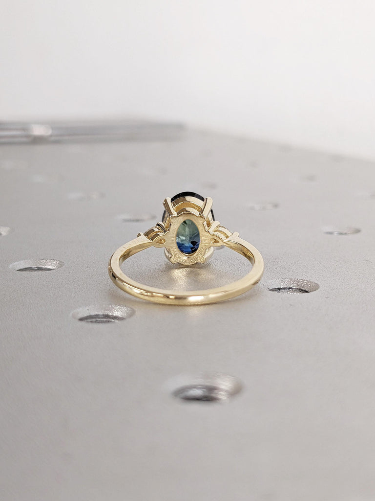 2 Carat Oval Engagement Ring, Solid Gold Statement Ring, Blue Green Sapphire Ring, Gift for Her, Peacock Sapphire Gemstone Rings for Women