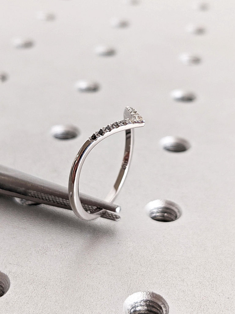 14K Gold Ombre Diamond Chevron Ring/Diamond Shimmering Ring/Gold V Shape Ring/Perfect Matching Band/Stackable Ring/Wedding Band/Curved/Band