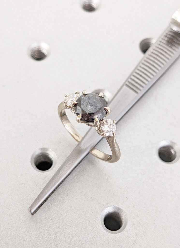 Round Raw Salt and Pepper Diamond Ring, 14k Gold Engagement Ring, Wedding Anniversary Gift for Her, Unique 3 Stone Ring, Gold Statement Ring