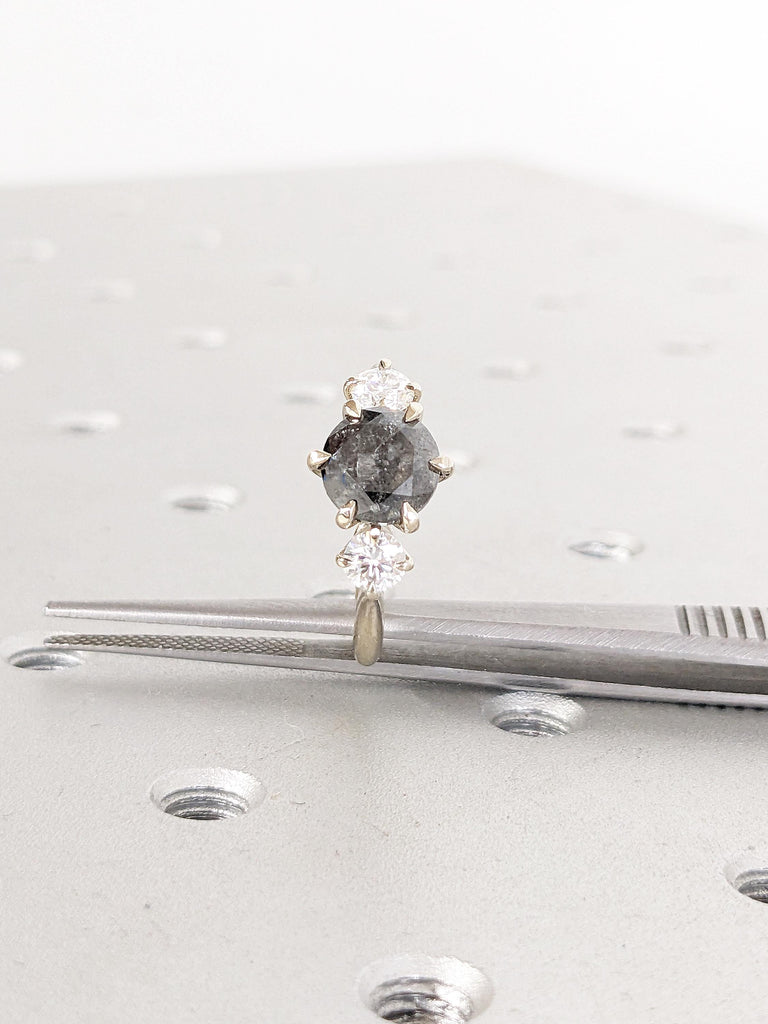 Round Raw Salt and Pepper Diamond Ring, 14k Gold Engagement Ring, Wedding Anniversary Gift for Her, Unique 3 Stone Ring, Gold Statement Ring