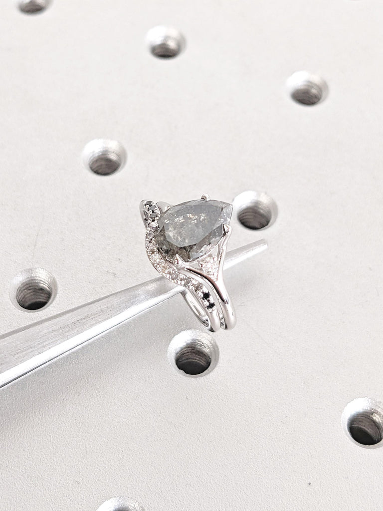 Raw Salt and Pepper Diamond Ring Set, Split Shank Ring, 14k Gold Wedding Ring Set, Pear Ring, Diamond Wedding Band, Stacking Rings for Women
