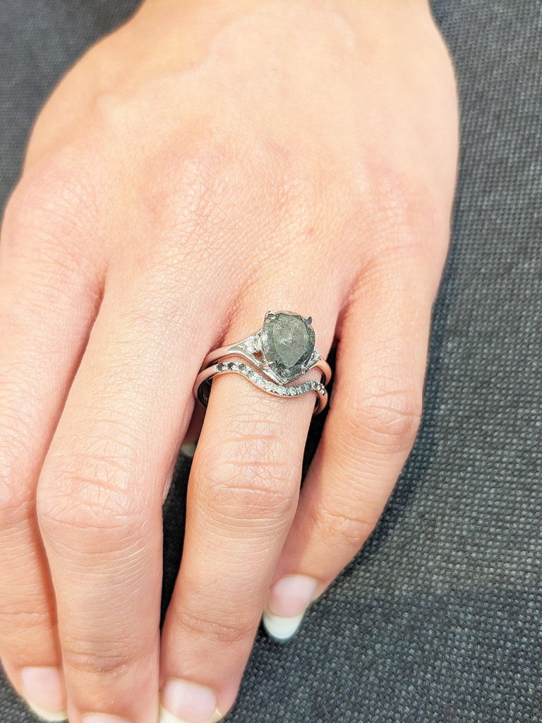 Raw Salt and Pepper Diamond Ring Set, Split Shank Ring, 14k Gold Wedding Ring Set, Pear Ring, Diamond Wedding Band, Stacking Rings for Women