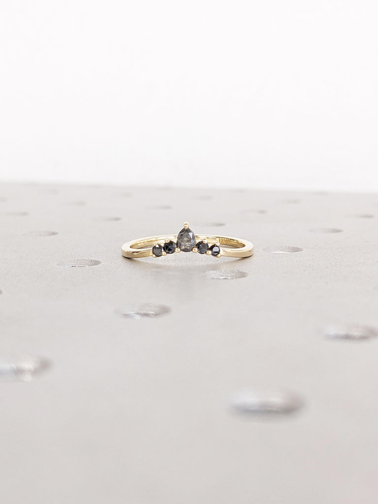 Womens Wedding Band, Salt and Pepper Diamond Wedding Band, Dainty 18k Gold Ring, Art Deco Wedding Ring, Unique Diamond Ring, Stackable Ring