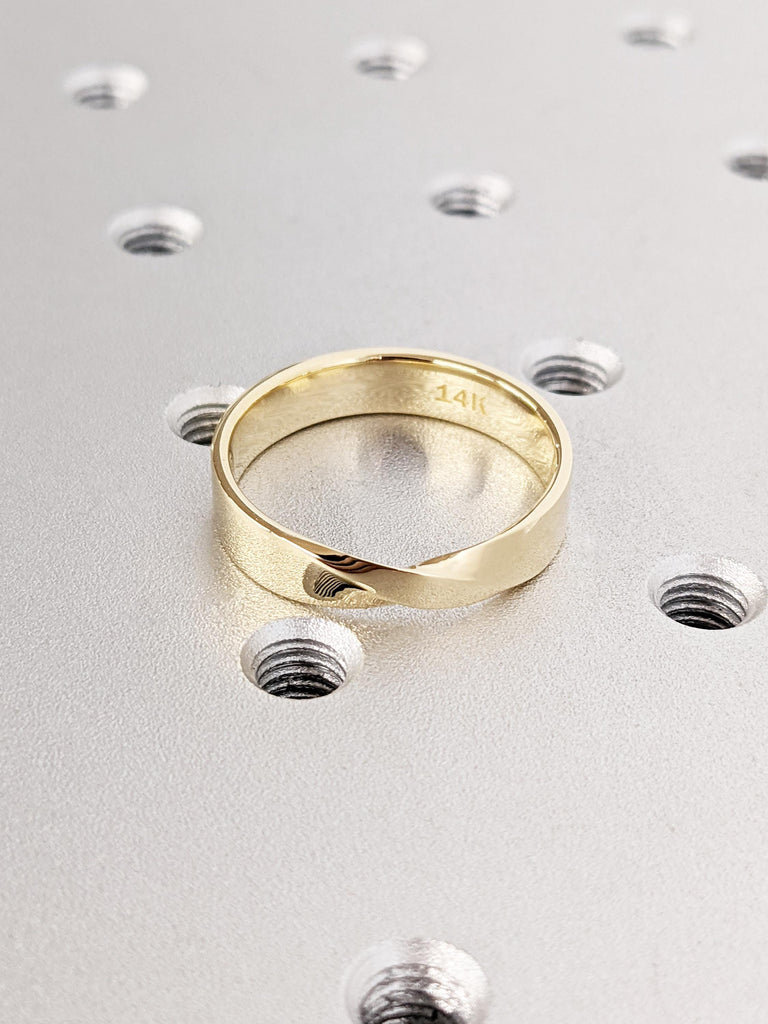 Men's Mobius Wedding Band, Sleek 14K Solid Yellow Gold, 5mm Classic Twist Ring, Minimalist Gold Wedding Ring for Him, Timeless Wedding Band