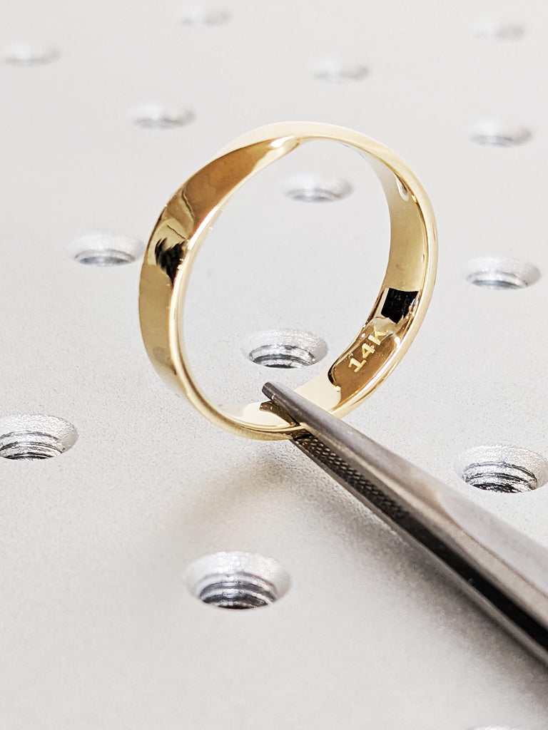 Men's Mobius Wedding Band, Sleek 14K Solid Yellow Gold, 5mm Classic Twist Ring, Minimalist Gold Wedding Ring for Him, Timeless Wedding Band