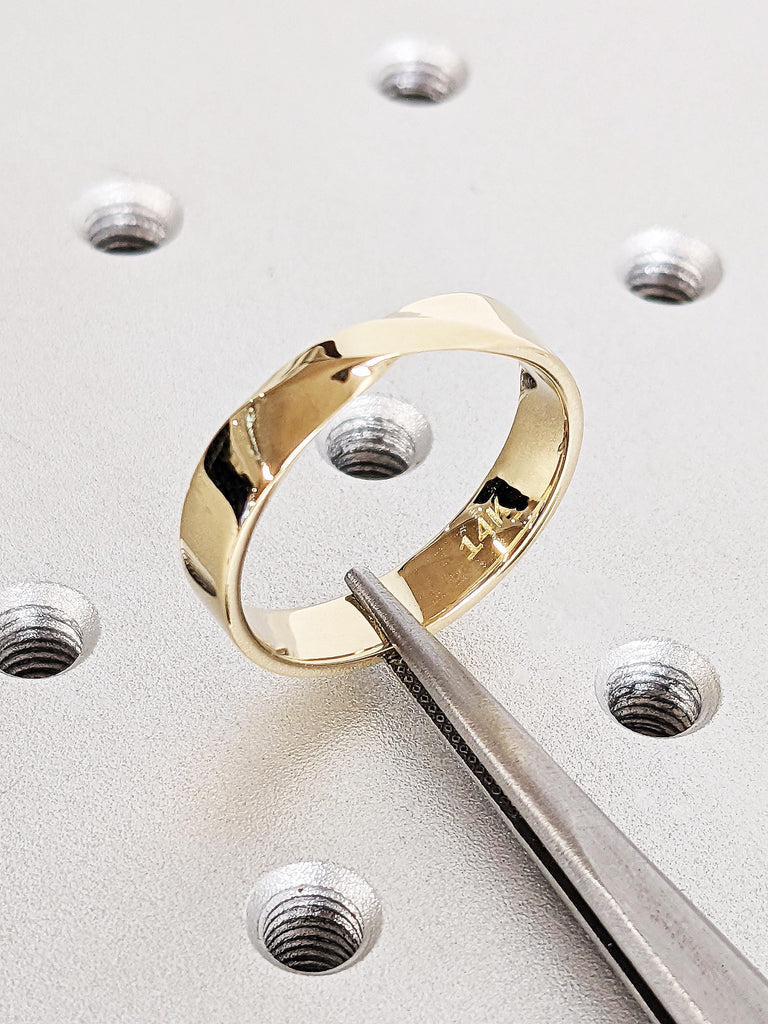 Men's Mobius Wedding Band, Sleek 14K Solid Yellow Gold, 5mm Classic Twist Ring, Minimalist Gold Wedding Ring for Him, Timeless Wedding Band