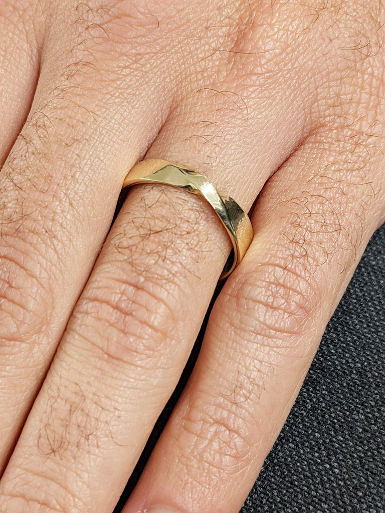 Men's Mobius Wedding Band, Sleek 14K Solid Yellow Gold, 5mm Classic Twist Ring, Minimalist Gold Wedding Ring for Him, Timeless Wedding Band