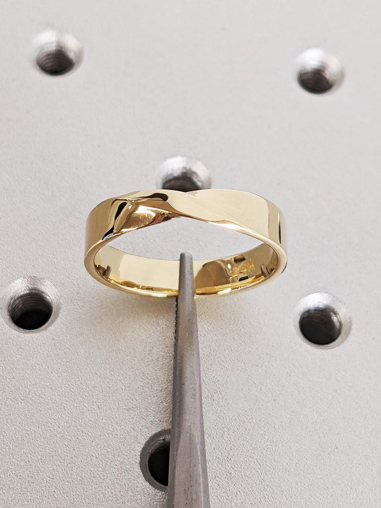 Men's Mobius Wedding Band, Sleek 14K Solid Yellow Gold, 5mm Classic Twist Ring, Minimalist Gold Wedding Ring for Him, Timeless Wedding Band