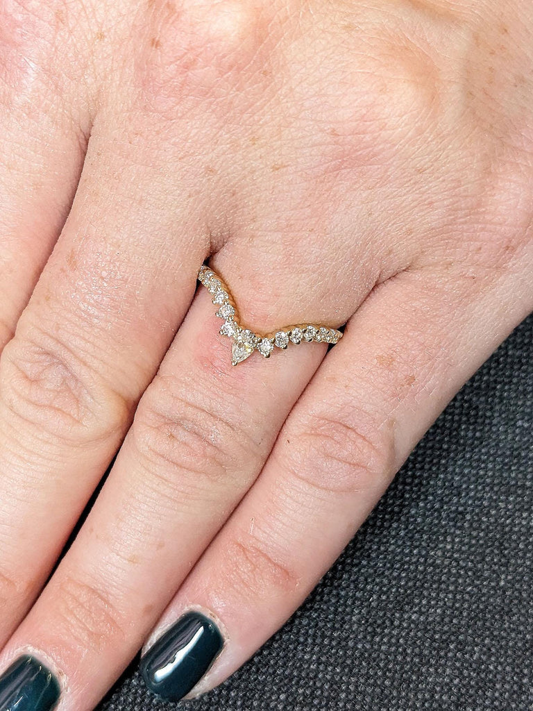 14k Solid Gold Minimalist Curved Moissanite Wedding Band / Sustainable Wedding Band for Women / Simulated Diamond Ring / Chevron Moissanite