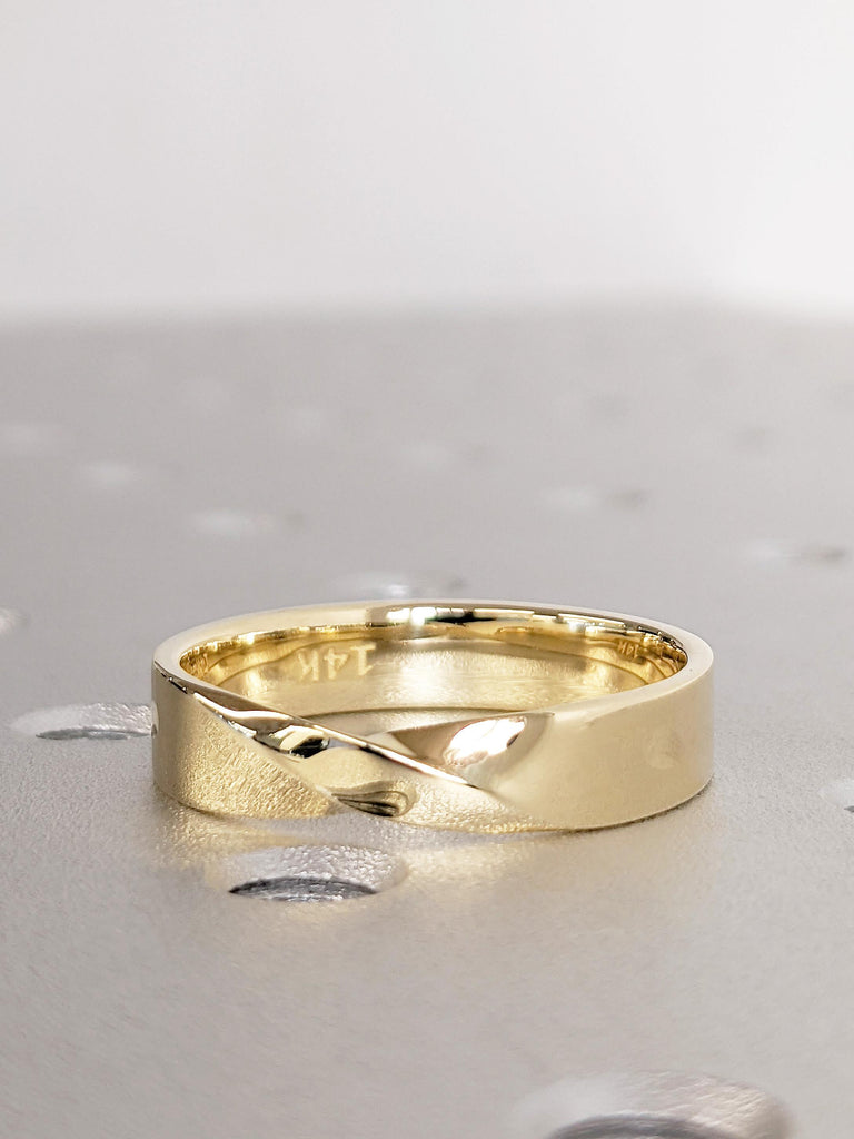 Men's Mobius Wedding Band, Sleek 14K Solid Yellow Gold, 5mm Classic Twist Ring, Minimalist Gold Wedding Ring for Him, Timeless Wedding Band