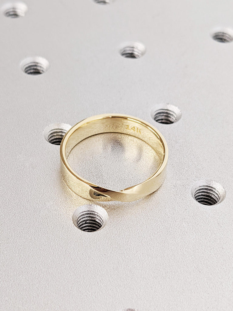 Men's Mobius Wedding Band, Sleek 14K Solid Yellow Gold, 5mm Classic Twist Ring, Minimalist Gold Wedding Ring for Him, Timeless Wedding Band