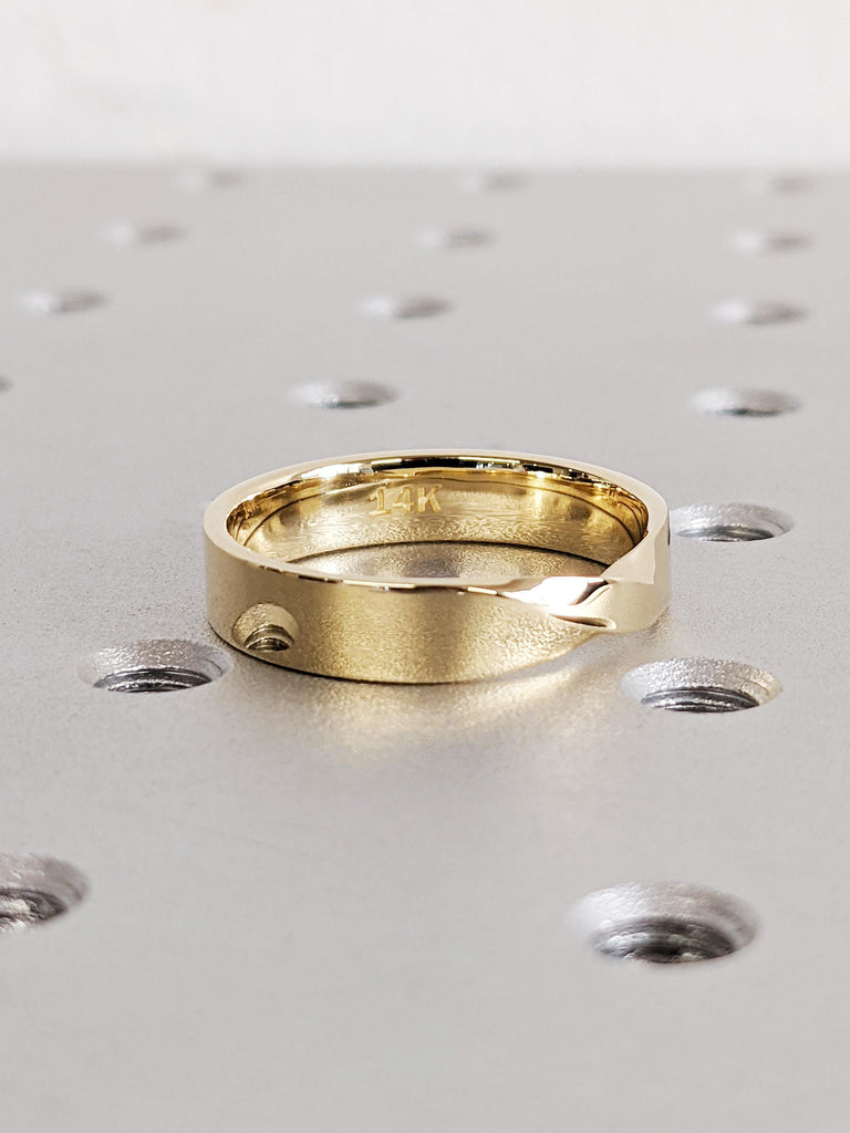 Men's Mobius Wedding Band, Sleek 14K Solid Yellow Gold, 5mm Classic Twist Ring, Minimalist Gold Wedding Ring for Him, Timeless Wedding Band