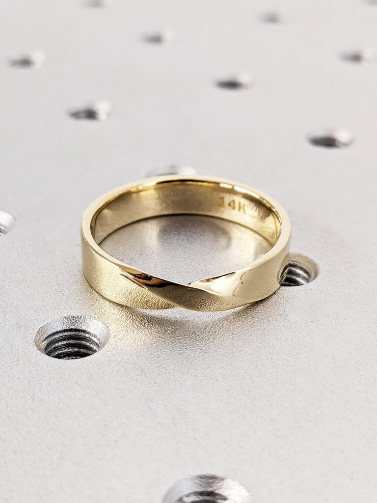 Men's Mobius Wedding Band, Sleek 14K Solid Yellow Gold, 5mm Classic Twist Ring, Minimalist Gold Wedding Ring for Him, Timeless Wedding Band