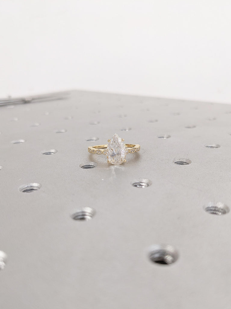 Pear Cut Moissanite Engagement Ring, 18k Solid Gold Ring, Pear Moissanite Ring, Milgrain Wedding Ring, Handmade Ring, Unique Gift for Mom