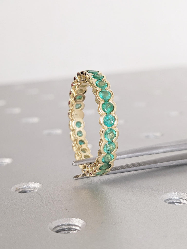 Round Emerald Eternity Band, 18k Solid Gold Ring, Bezel Ring, Natural Emerald Wedding Band, Anniversary Band, Stacking Ring, Gemstone Ring