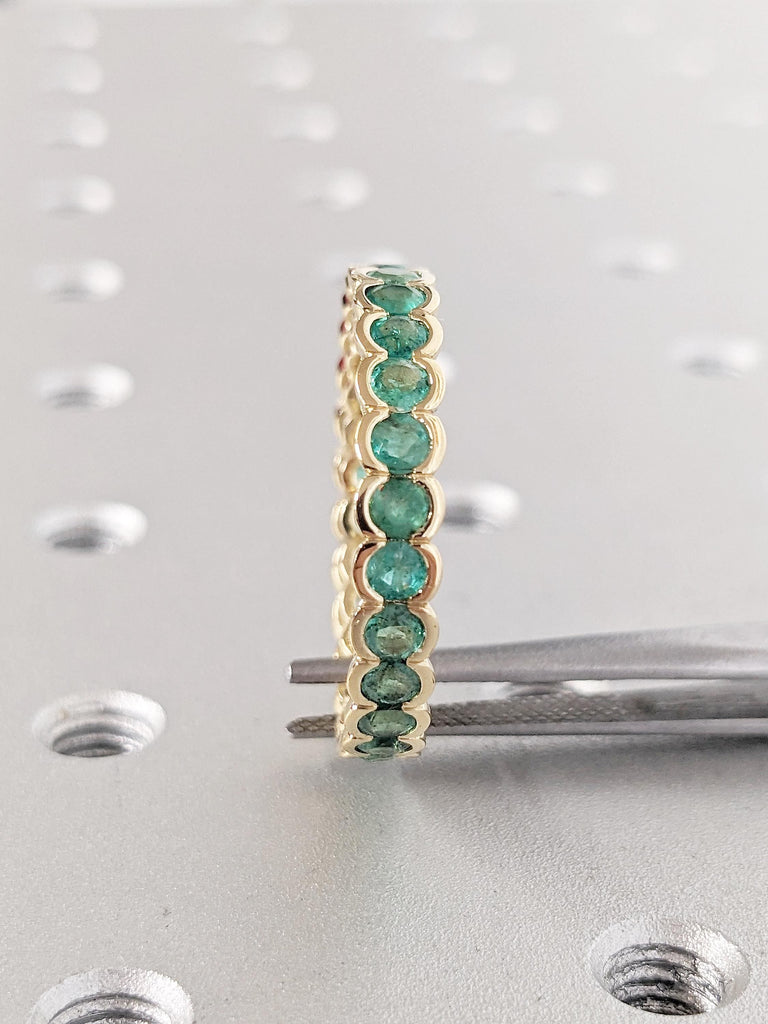 Vintage Emerald Ring for Women, 18k Yellow Gold Wedding Band, Bezel Ring, Eternity Ring