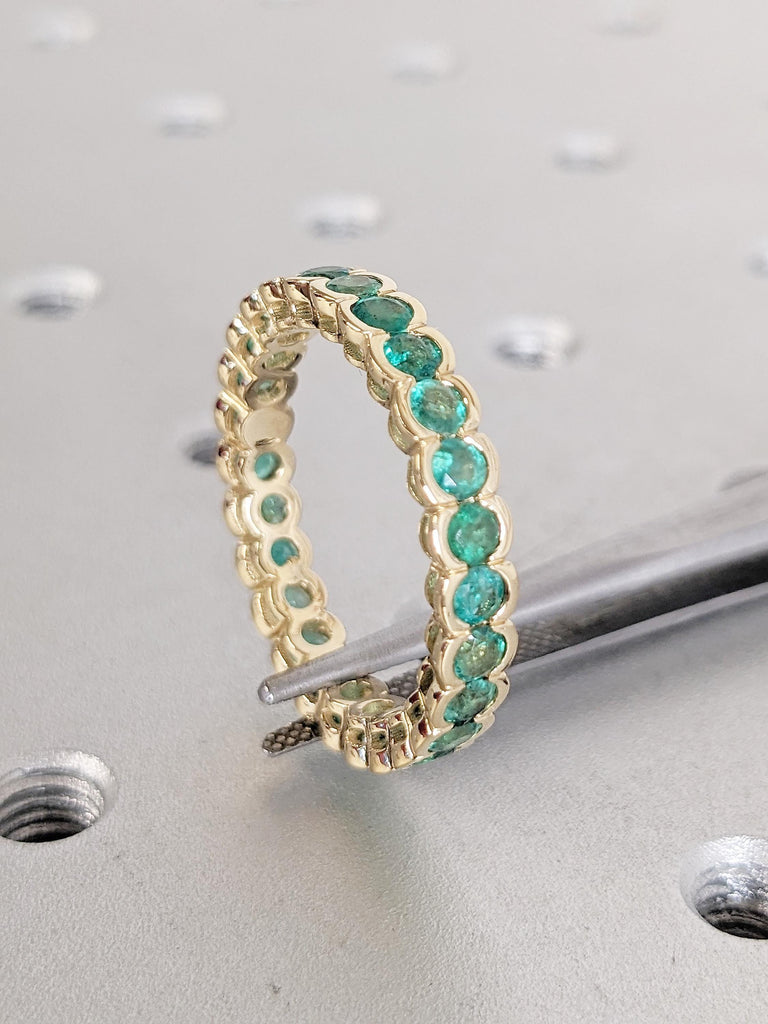 Round Emerald Eternity Band, 18k Solid Gold Ring, Bezel Ring