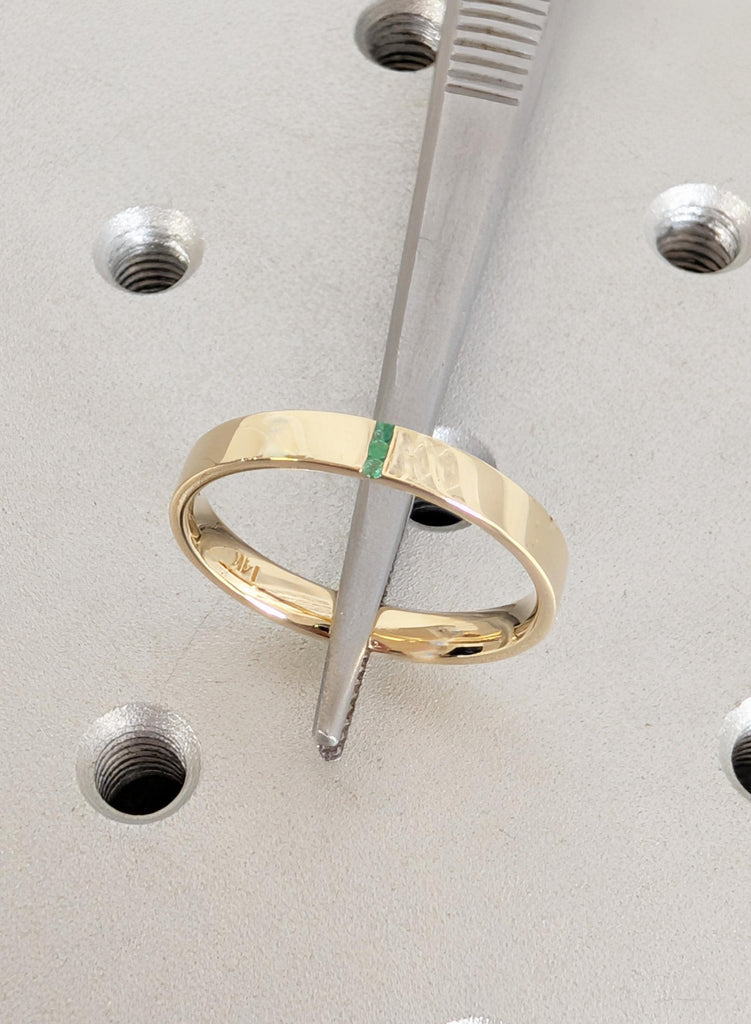 Modern Men's Round Emerald Wedding Band, 14k Gold Flush Set Ring for Him, Simple Green Gemstone Engagement Band, Minimalist Men's Gold Ring