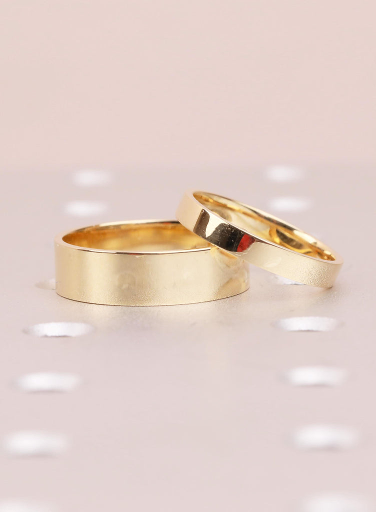 18K Yellow Gold Wedding Band Set | Minimalist Couple Rings | 6mm His and 3mm Her Promise Ring | Solid Gold Matching Anniversary Ring Set