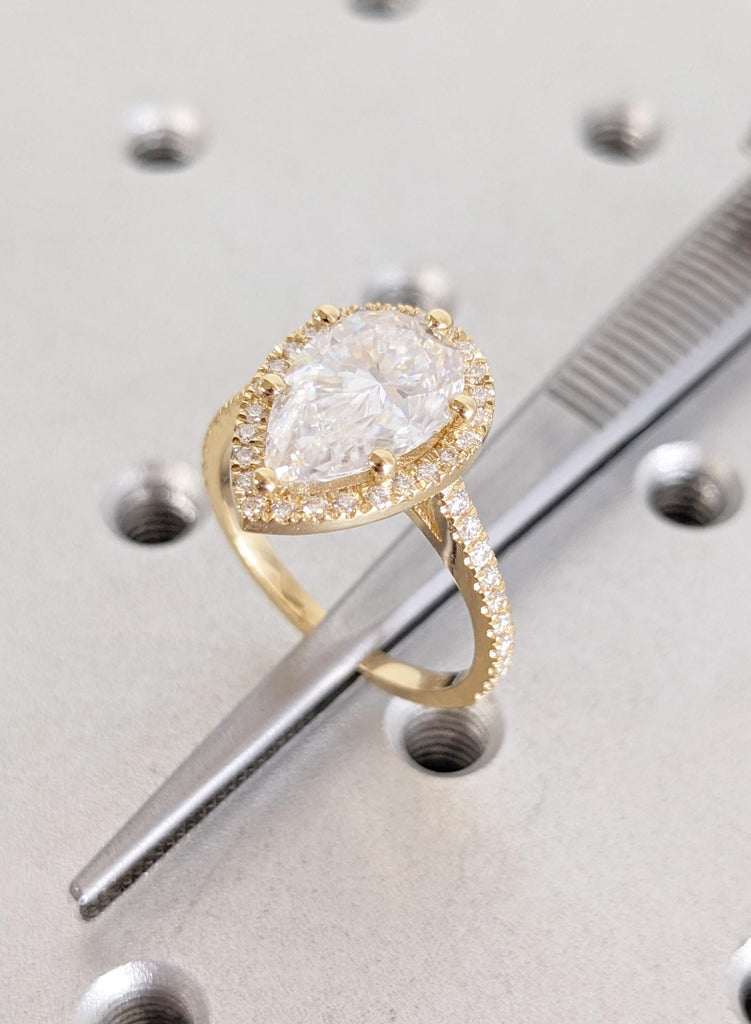 Pear cut Lab Grown Diamond Engagement Ring, Halo IGI Certified D Color VVS Prong Set, 18K Yellow Gold, Ethical Sustainable Jewelry for Her