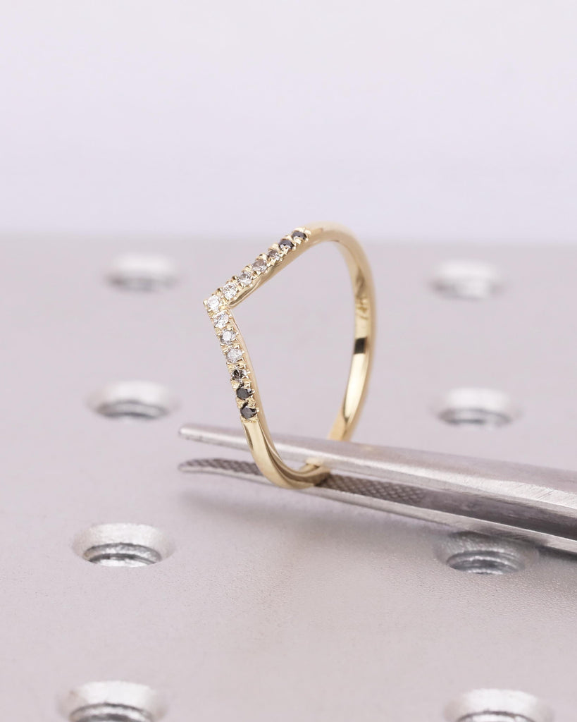 Vintage Ombré Chevron Ring, Gradient White Gray Black Diamond Wedding Ring, Solid Gold Wedding Band, Anniversary Gift for Her