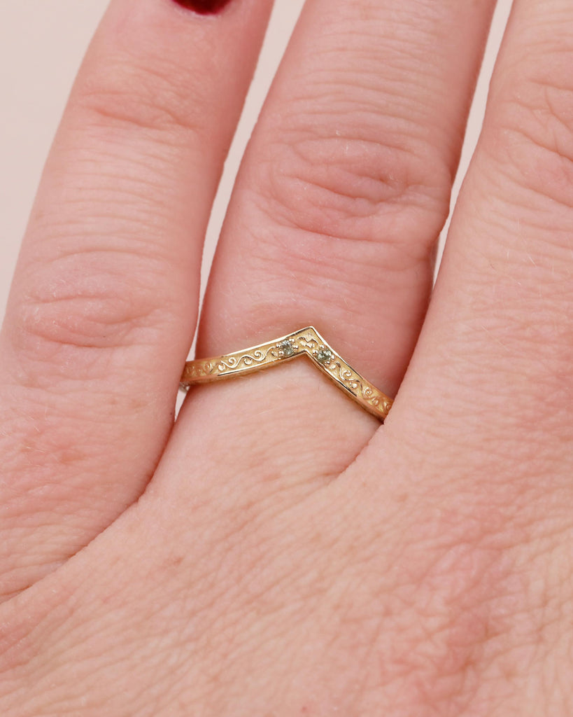 Curved Wedding Band Women, V-Shaped 14k Solid Gold Filigree Ring, Unique Green Sapphire Birthstone Jewelry, Vintage Inspired Stacking Ring image #10