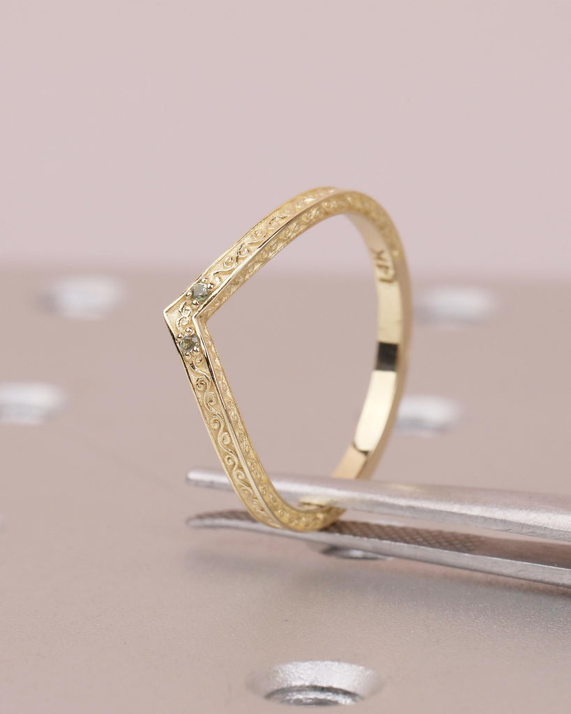 Curved Wedding Band Women, V-Shaped 14k Solid Gold Filigree Ring, Unique Green Sapphire Birthstone Jewelry, Vintage Inspired Stacking Ring image #2