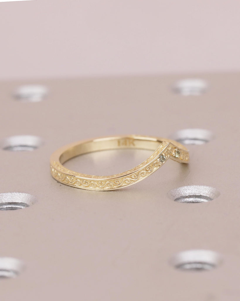 Curved Wedding Band Women, V-Shaped 14k Solid Gold Filigree Ring, Unique Green Sapphire Birthstone Jewelry, Vintage Inspired Stacking Ring image #9