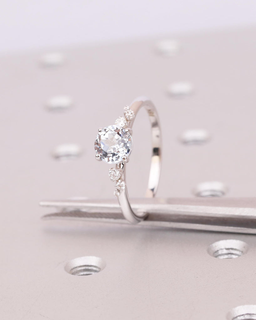 18k White Gold Aquamarine Ring