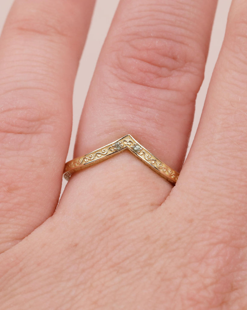 Curved Wedding Band Women, V-Shaped 14k Solid Gold Filigree Ring, Unique Green Sapphire Birthstone Jewelry, Vintage Inspired Stacking Ring image #3