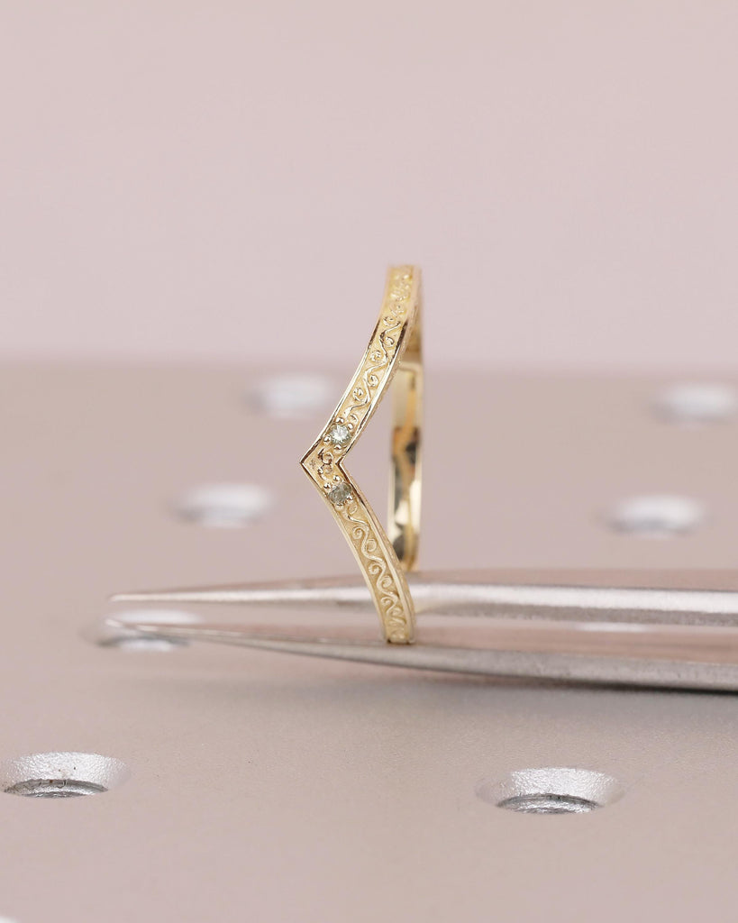 Curved Wedding Band Women, V-Shaped 14k Solid Gold Filigree Ring, Unique Green Sapphire Birthstone Jewelry, Vintage Inspired Stacking Ring image #5