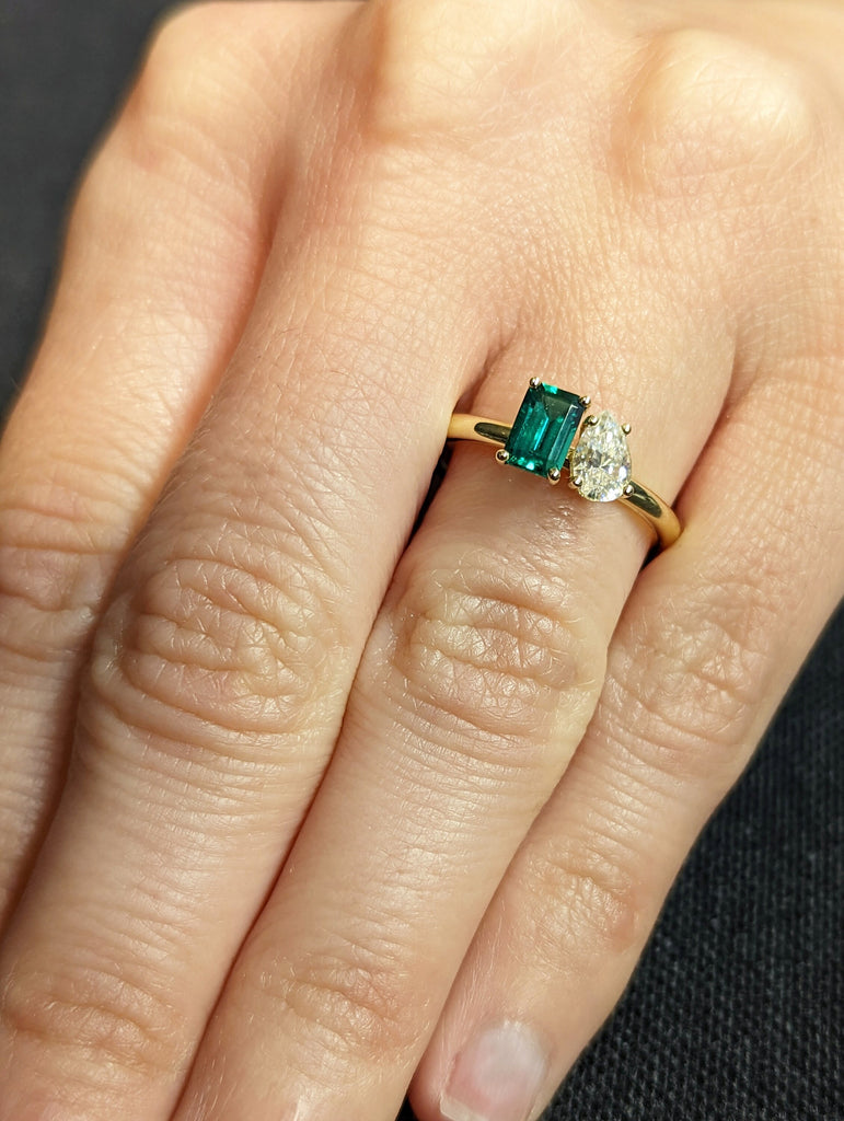 Double Stone Engagement Emerald ring 2 Stone Toi et moi ring Wedding Ring Emerald cut ring Pear ring 2 stone mothers ring Green Emerald ring