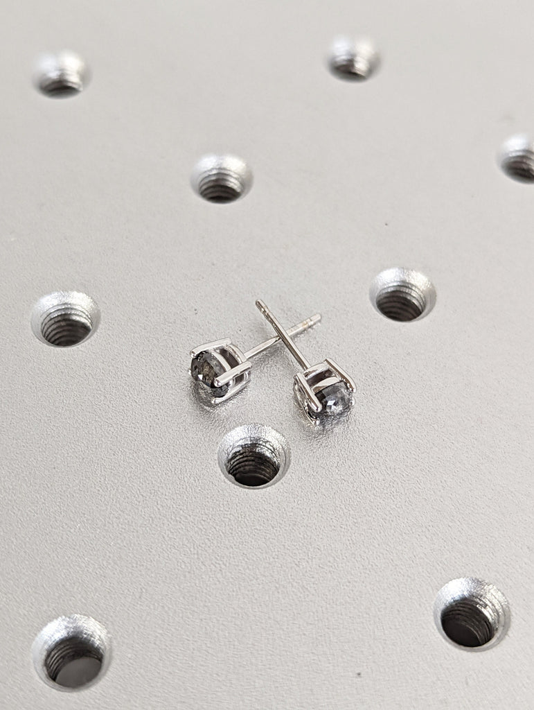 Salt and Pepper Diamond Stud Earrings, Salt and Pepper Diamond Earrings, 14k Gold Stud Earrings, Unique Minimal Natural Diamond Studs