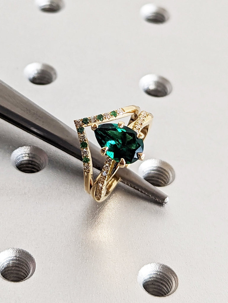 Green emerald engagement ring set yellow gold emerald ring vintage diamond twist band May birthstone ring 2pcs wedding ring set promise ring