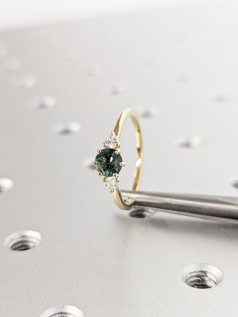 Peacock Sapphire Promise Ring Gold, Round Cut Engagement Dainty Sapphire Ring, Art Deco Ring,Green Gemstone Statement Ring,Anniversary Gift