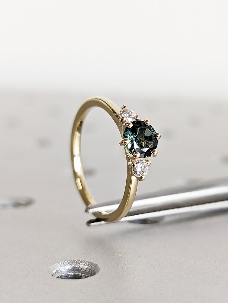 Peacock Sapphire Promise Ring Gold, Round Cut Engagement Dainty Sapphire Ring, Art Deco Ring,Green Gemstone Statement Ring,Anniversary Gift