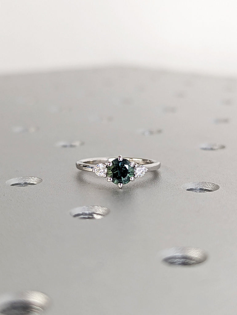 Peacock Sapphire Promise Ring Gold, Round Cut Engagement Dainty Sapphire Ring, Art Deco Ring,Green Gemstone Statement Ring,Anniversary Gift