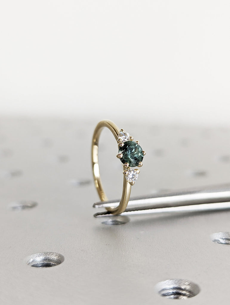 Peacock Sapphire Promise Ring Gold, Round Cut Engagement Dainty Sapphire Ring, Art Deco Ring,Green Gemstone Statement Ring,Anniversary Gift