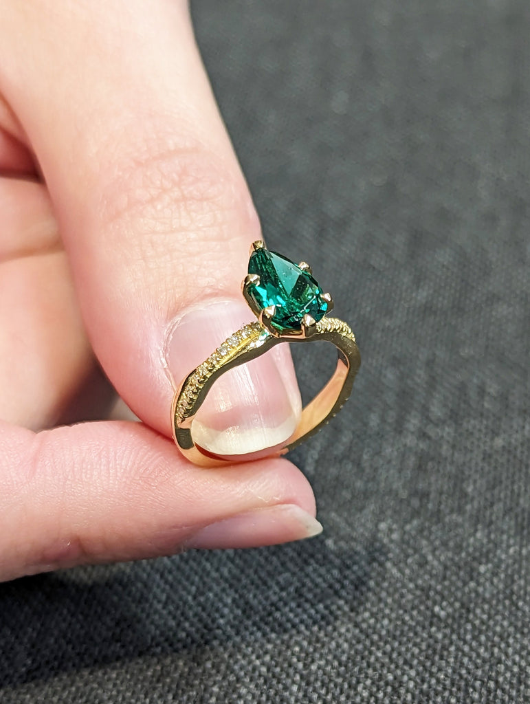 Green emerald engagement ring set yellow gold emerald ring vintage diamond twist band May birthstone ring 2pcs wedding ring set promise ring