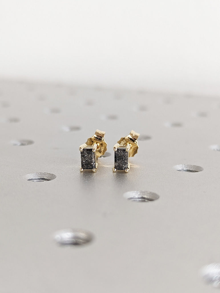 Salt and Pepper Diamond Stud Earrings, Salt and Pepper Diamond Earrings, 14k Gold Stud Earrings, Unique Minimal Natural Diamond Studs